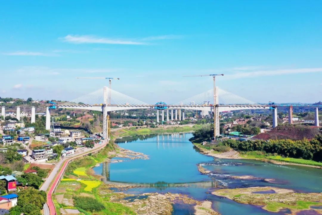 國內(nèi)首座雙柱式V型橋塔、空間索面斜拉索的高速鐵路橋 | 渝昆高鐵瀘州沱江特大橋主跨順利合龍